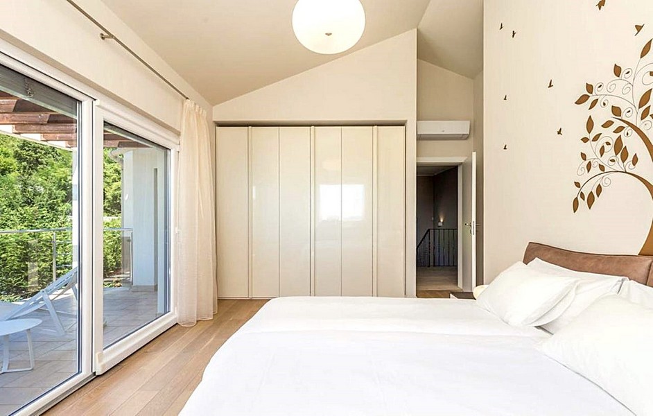 Svetlá spálňa s balkónom a moderným zariadením