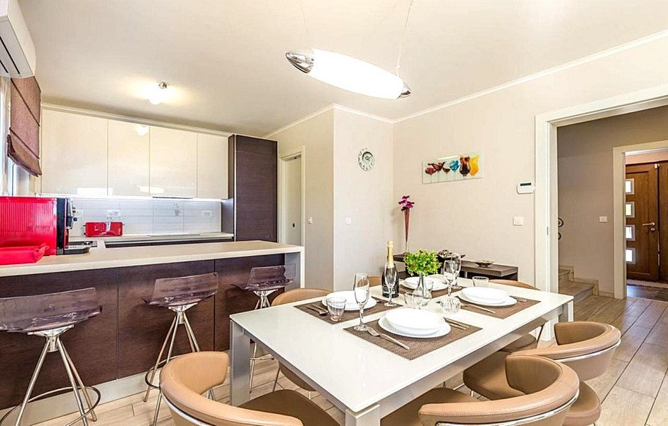 Otvorená kuchyňa s jedálenským kútom a štýlovým nábytkom