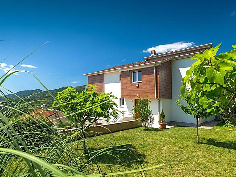 Zelený vonkajší areál vily H3486 na predaj v Chorvátsku - Panorama Scouting.