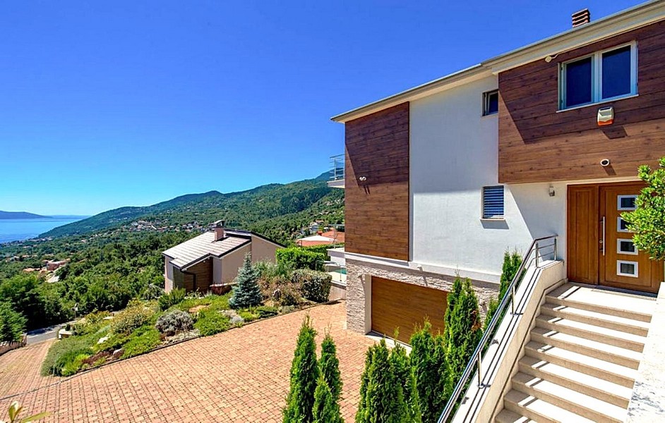 Moderná vila s výhľadom na more a garážou v Ičići