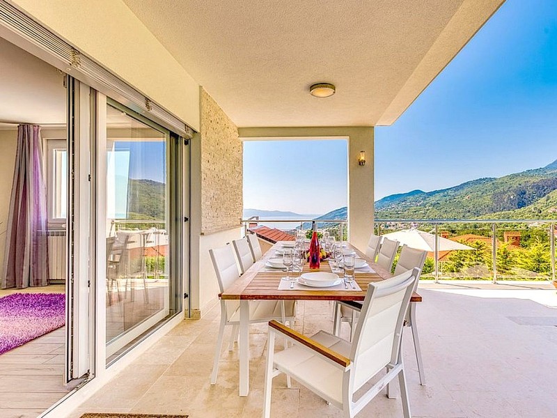 Priestranná terasa s jedálenským kútom a výhľadom na more