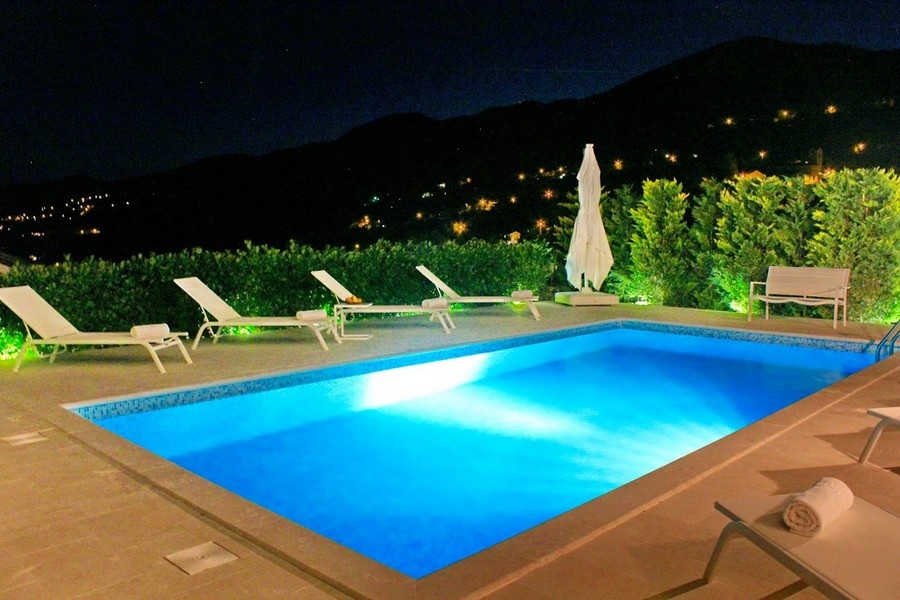 Bazén v noci s osvetlením a výhľadom