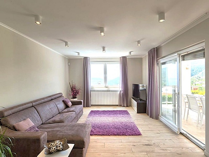 Elegantná obývacia izba s výstupom na terasu