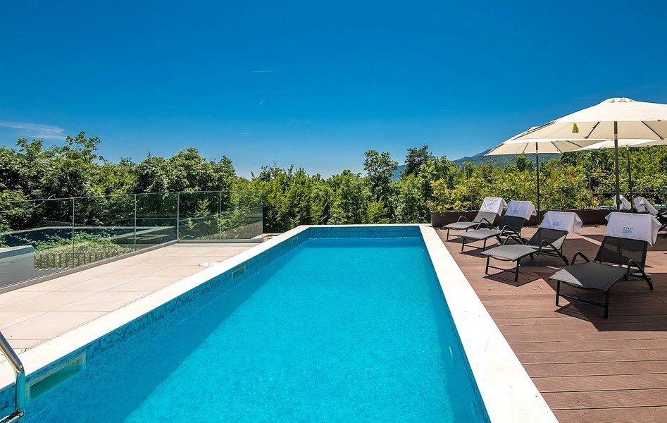 Bazén objektu H3487 v Chorvátsku - Panorama Skauting.