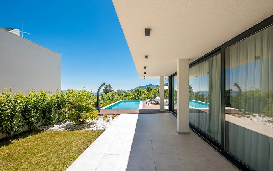 Moderný vonkajší areál s bazénom