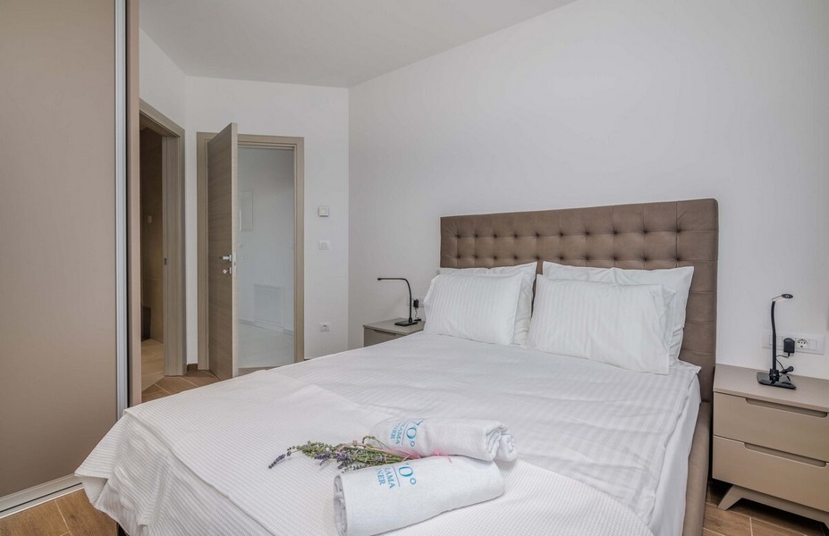 Elegantná spálňa s manželskou posteľou