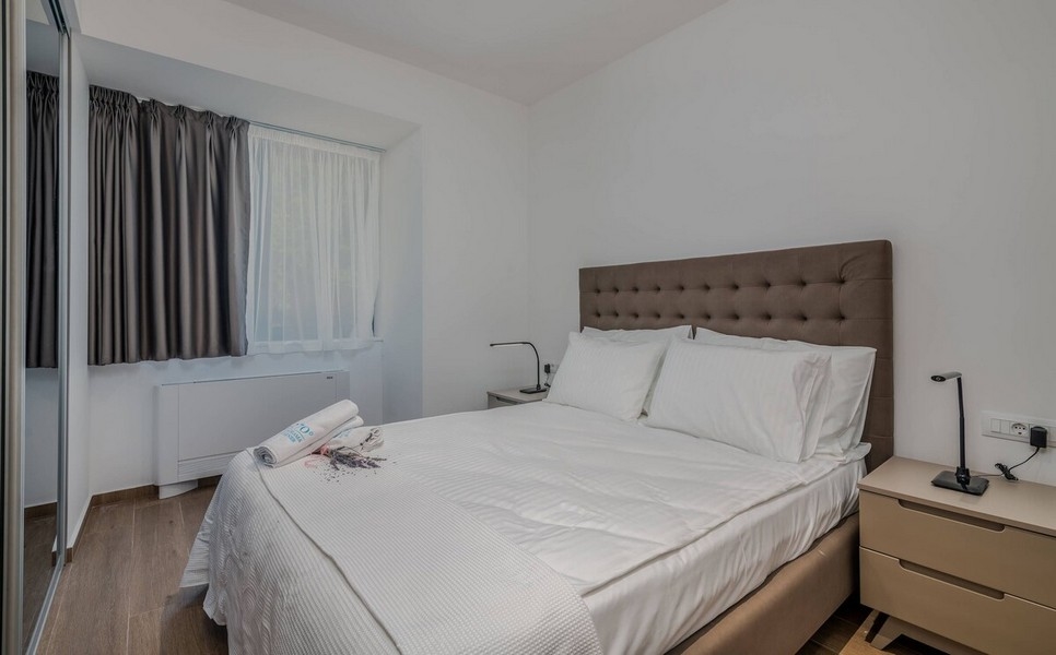 Útulná spálňa s oknom a zatemňovacími závesmi