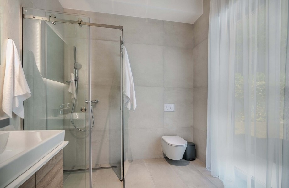 Moderná kúpeľňa so skleneným sprchovacím kútom