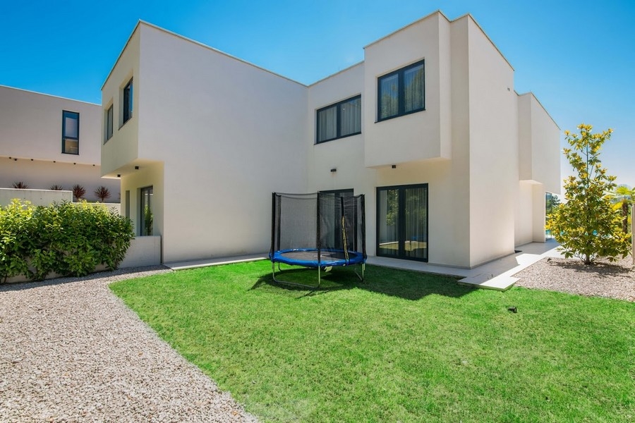 Moderná záhrada s dvojdomom a trampolínou