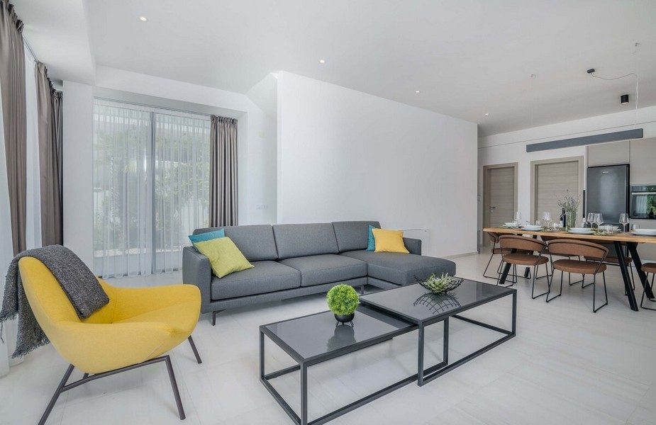 Svetlá obývacia izba s moderným zariadením