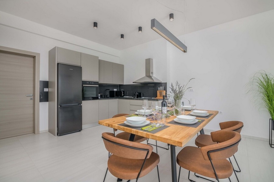 Jedálenský kút s dizajnovým stolom a modernou kuchyňou