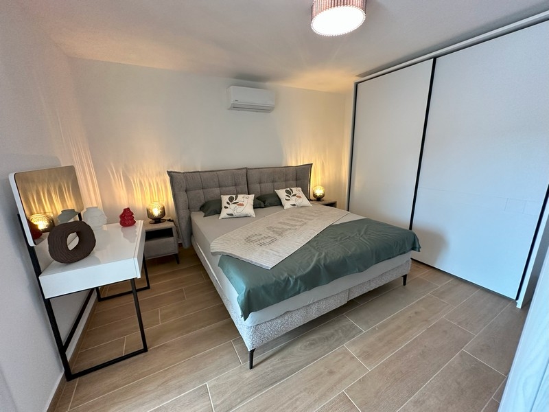 Spálňa s manželskou posteľou a šatníkom