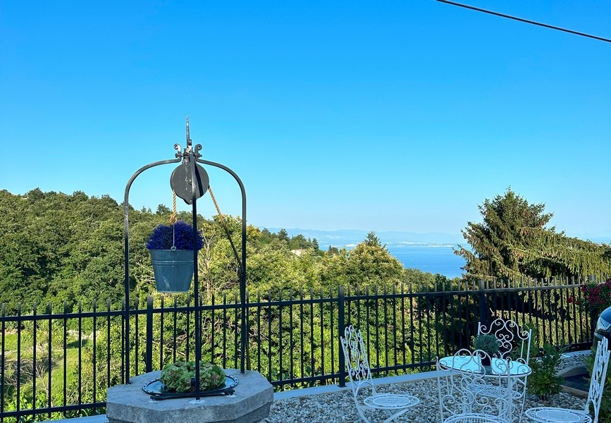 Výhľad na more a okolie z vily H3490 neďaleko Opatije, Kvarnerský záliv.