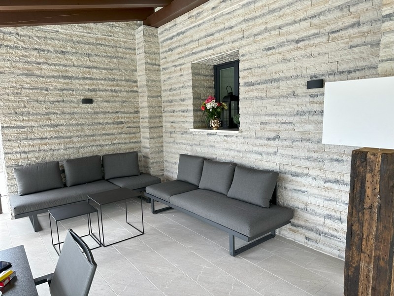 Moderný salónik vo vonkajšom priestore vily