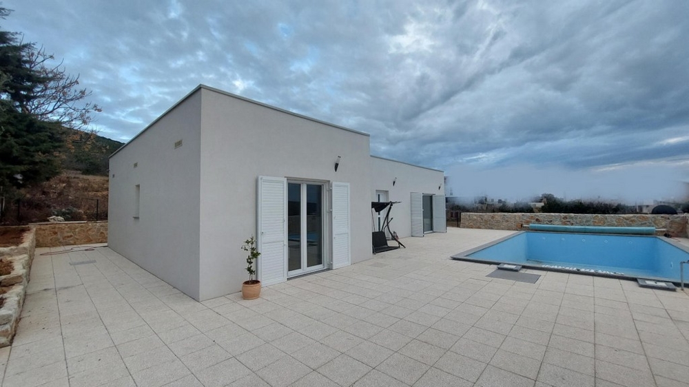 Moderný bungalov s bazénom.