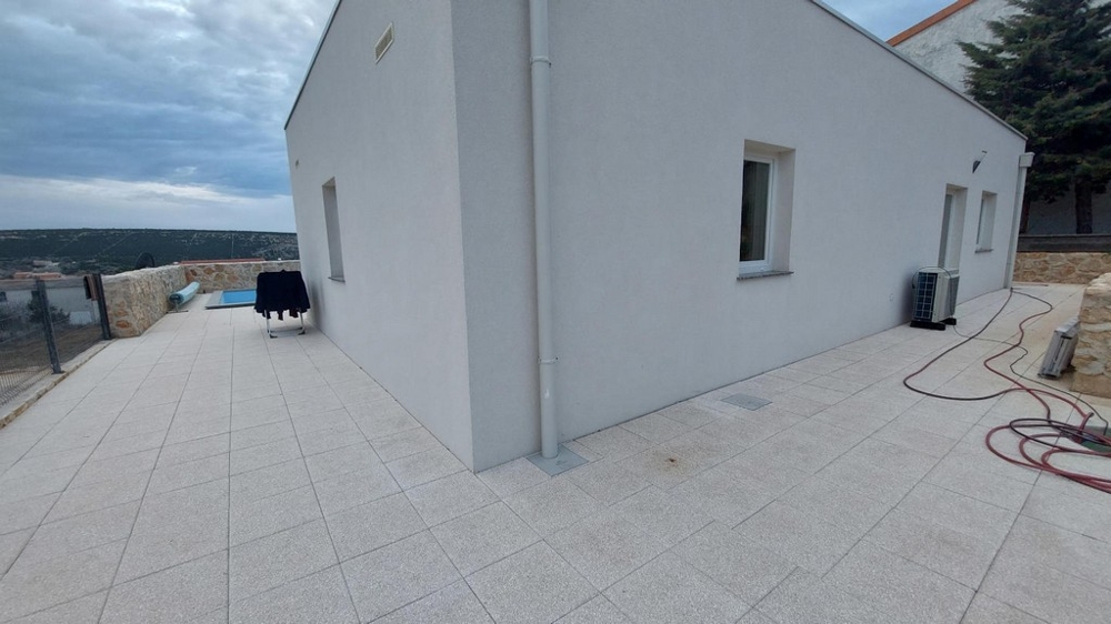 Vonkajší pohľad na rodinný dom s veľkou terasou, Chorvátsko