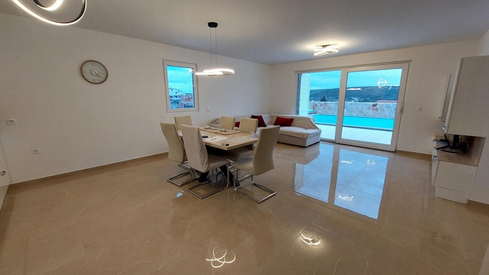 Otvorený obývací priestor s jedálenským stolom a výhľadom na bazén, nehnuteľnosť H3491