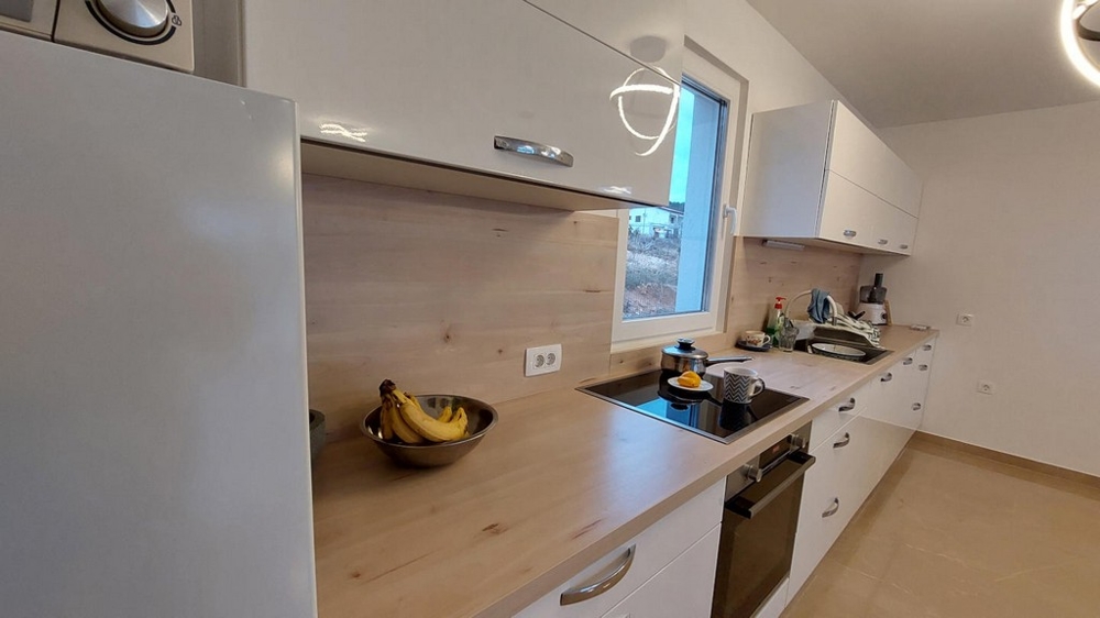 Detail zariadenej kuchyne s pracovnou plochou a spotrebičmi