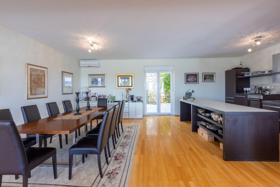 Jedálenský kút s prístupom na terasu, vysoká kvalita nehnuteľnosti