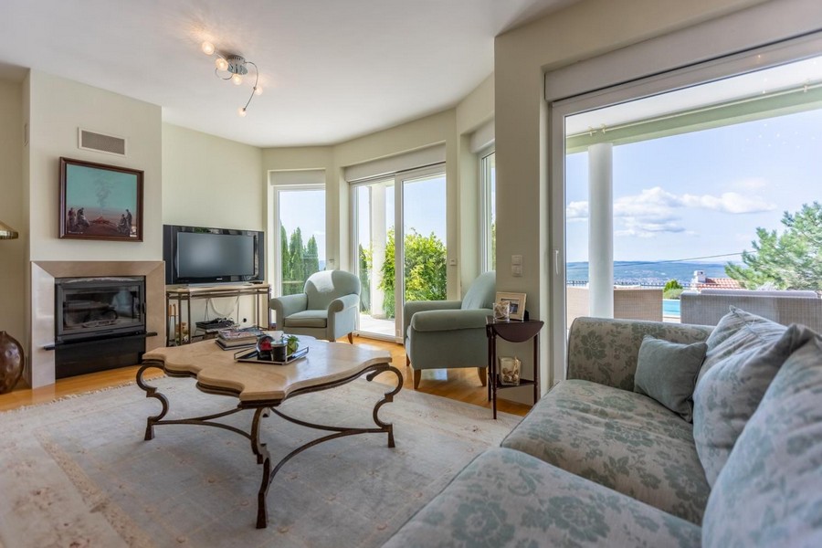 Obývacia izba s krbom a vstupom na terasu, Vila H3492