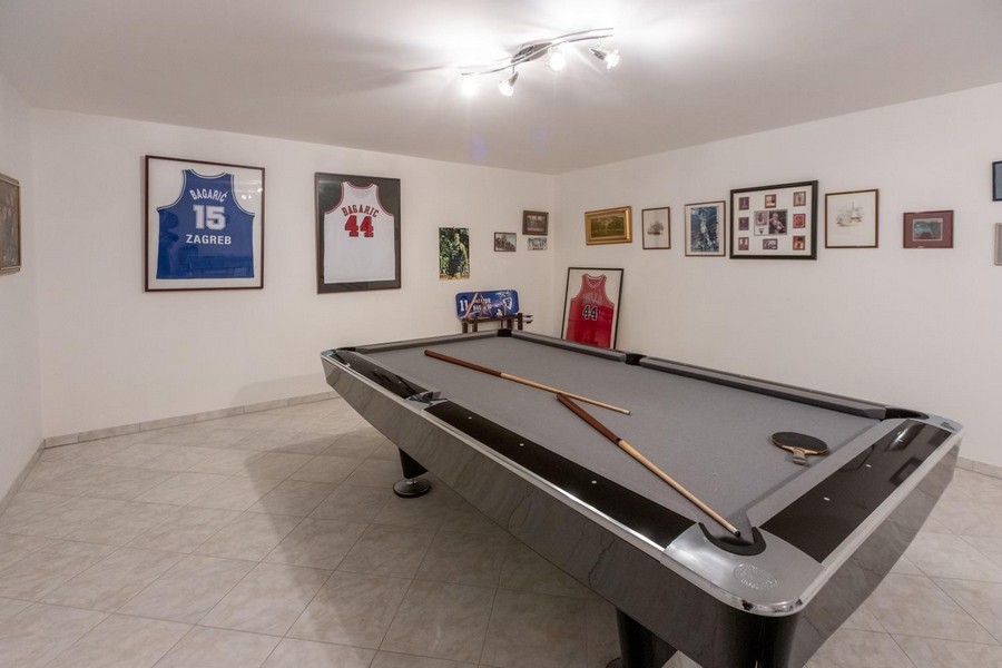 Hobby miestnosť s biliardovým stolom, oddychová zóna vo vile H3492