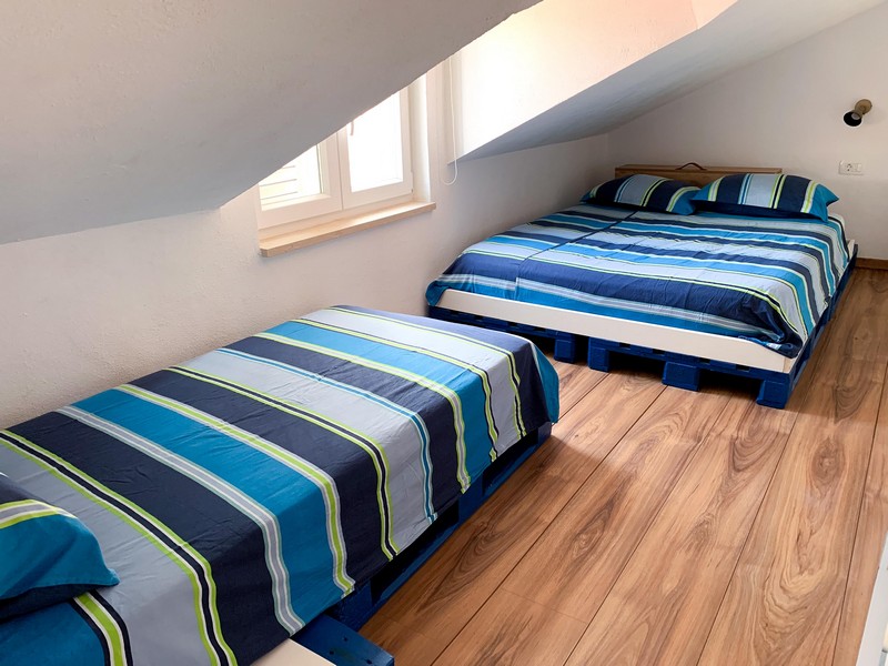 Podkrovná spálňa s manželskou posteľou a samostatným lôžkom