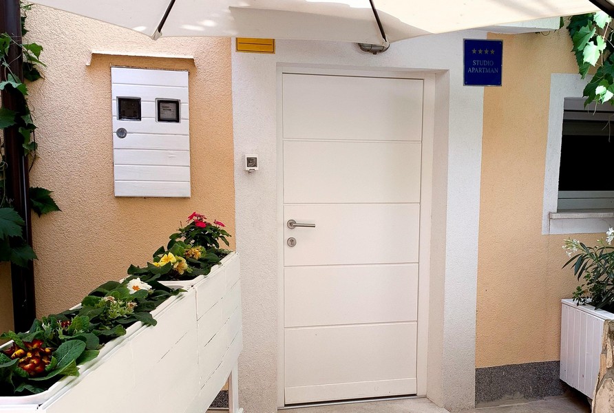 Vchodové dvere domu H3497 v Baške na ostrove Krk v Chorvátsku.