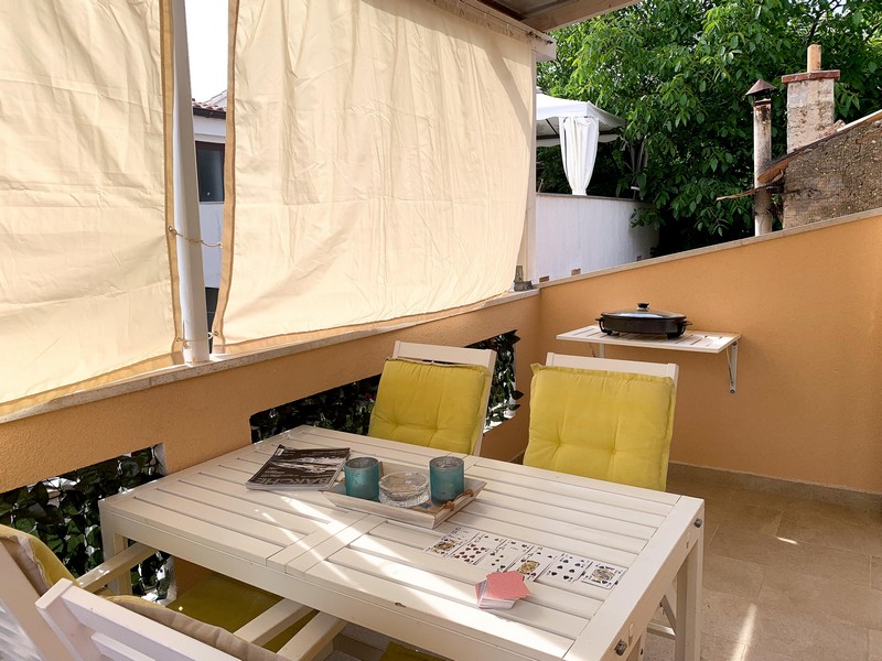 Terasa s jedálenským stolom a stoličkami.