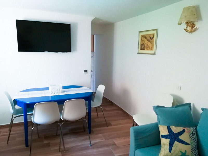 Jedálenský kút s TV a modrým stolíkom