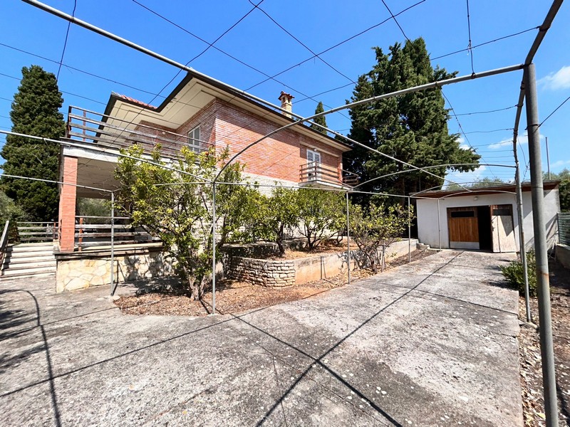 Vstupná časť domu s veľkou záhradou a starými stromami