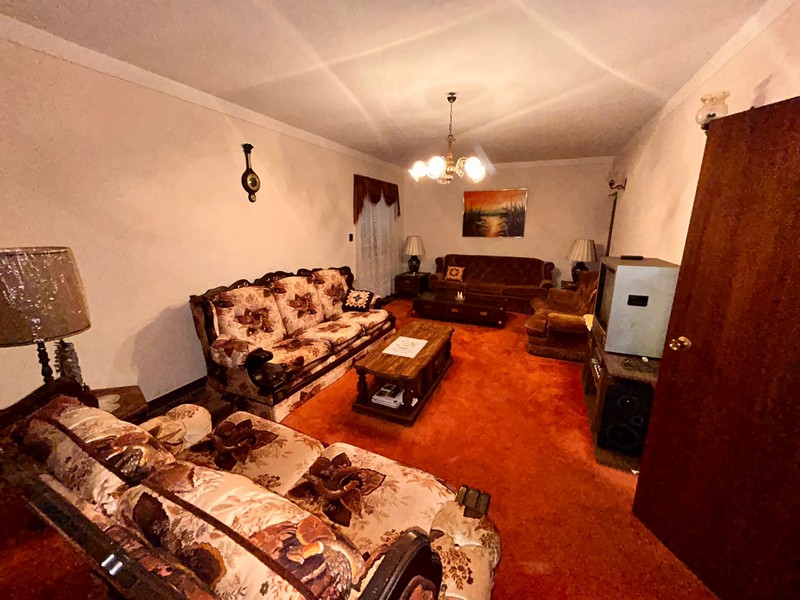 Obývacia izba so starým dalmatínskym nábytkom.