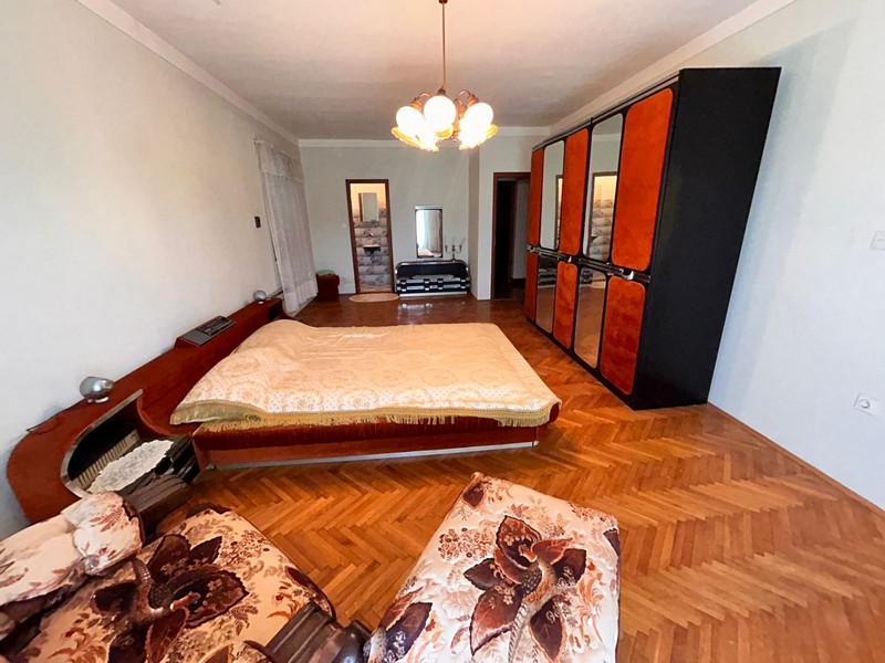 Obývacia izba s klasickým zariadením a útulnou atmosférou