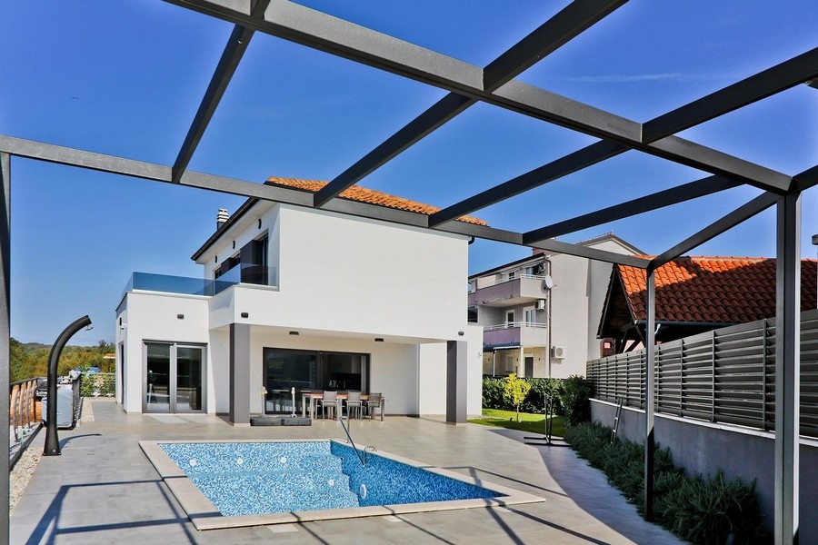 Pohľad zozadu so záhradou a terasou, ID H3501