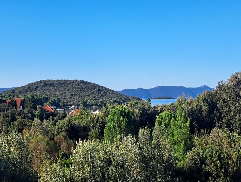 Výhľad na more z horného balkóna domu H3502 v Ugljan, Chorvátsko.