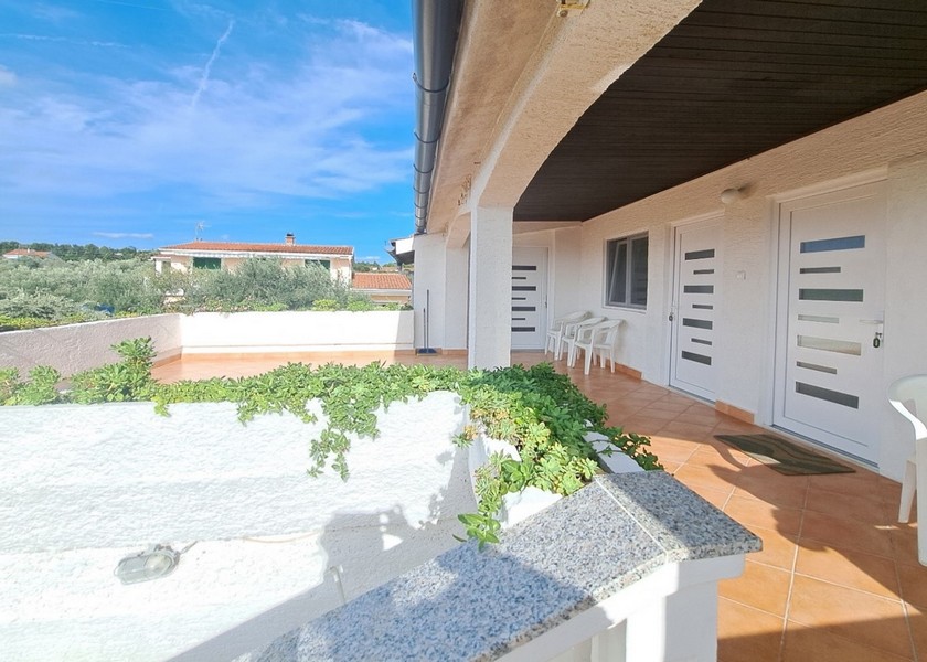 Balkónový priestor s rastlinami a dvomi ateliérovými dverami.