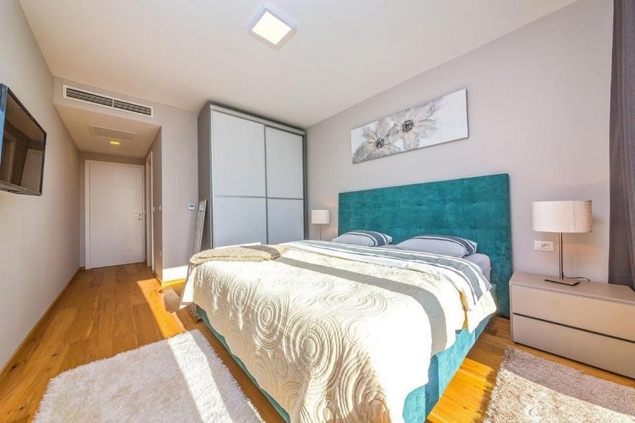 Spálňa s manželskou posteľou a priamym vstupom na terasu