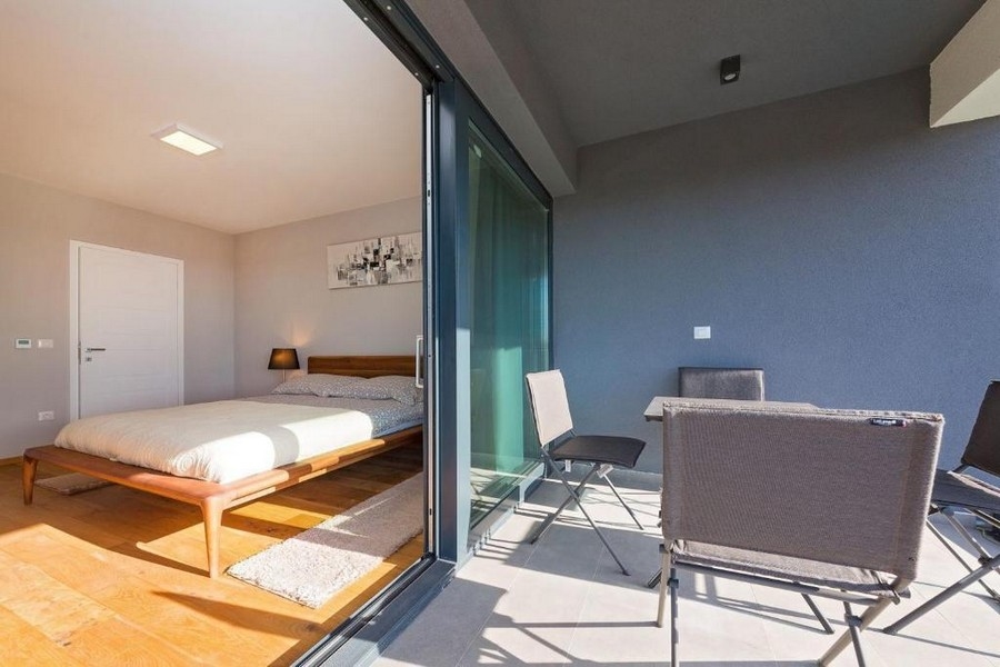 Spálňa s balkónom a výhľadom do zelene