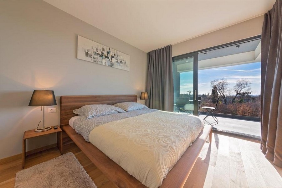 Spálňa s veľkými oknami a množstvom prirodzeného svetla