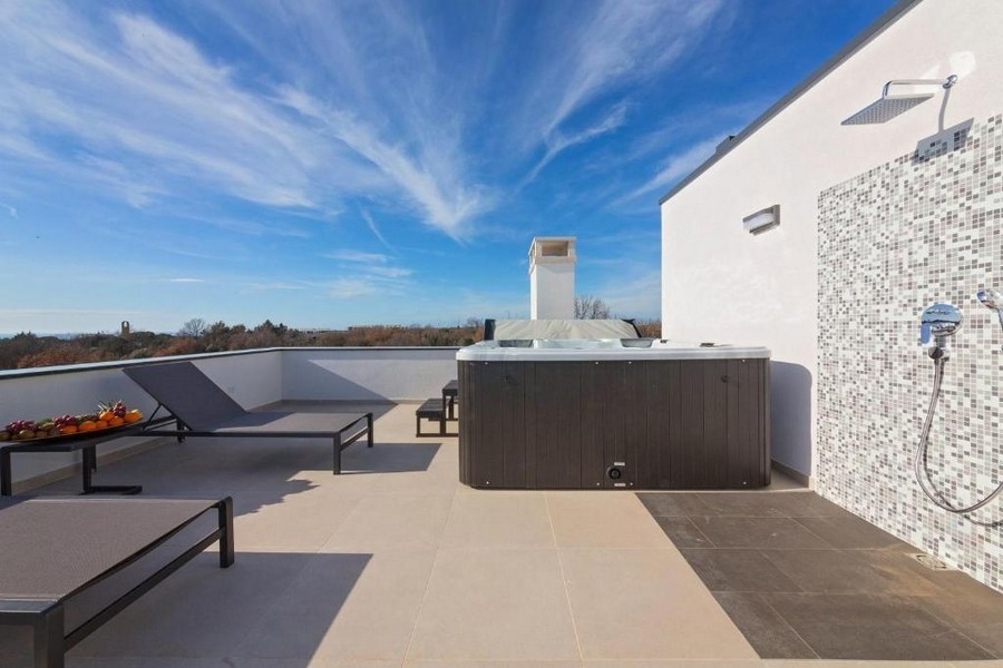 Strešná terasa s vírivkou a vonkajšou sprchou - nehnuteľnosť H3503 na Istrii.