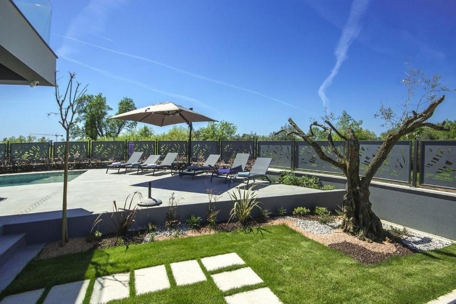 Bazén so slnečnou terasou a záhradou