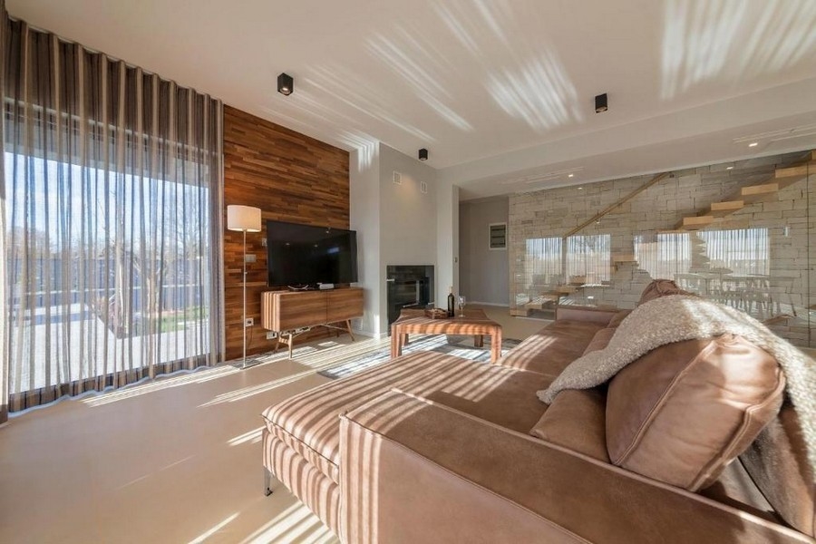 Obývacia izba s moderným dizajnom a veľkým oknom