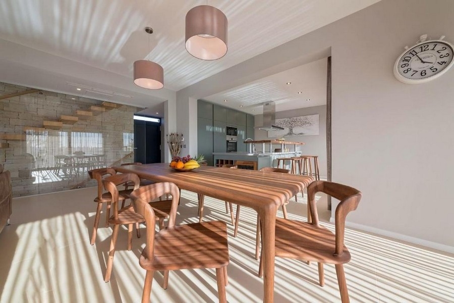 Jedálenský kút s dreveným stolom a priamym vstupom do kuchyne