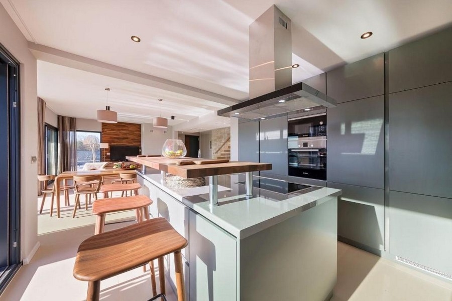 Moderná otvorená kuchyňa s ostrovčekom a barovými stoličkami