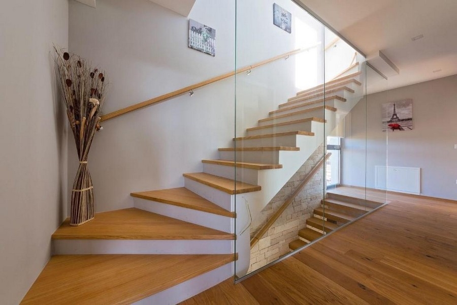 Schodisko so skleneným zábradlím a drevenými stupňami