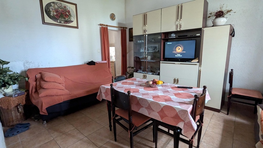 Obývacia a jedálenská časť.