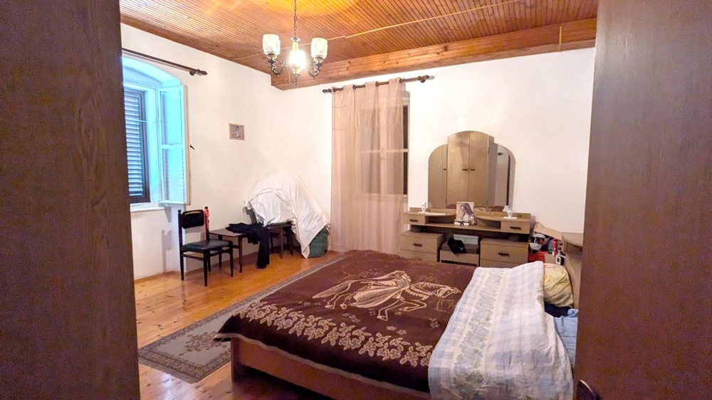 Spálňa s tradičným zariadením.