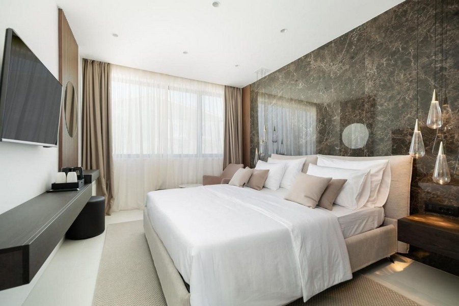 Elegantná spálňa s TV