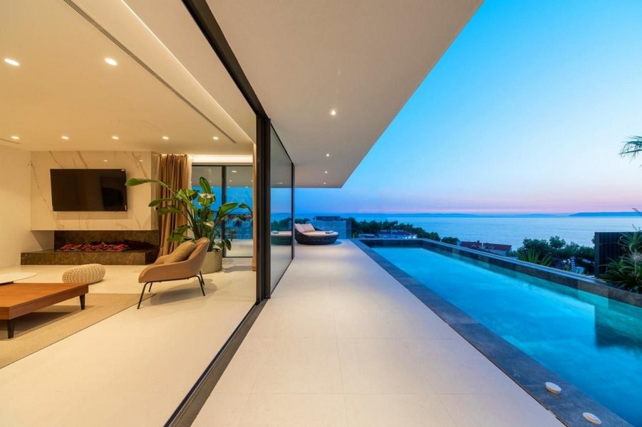 Večerná atmosféra na terase s bazénom