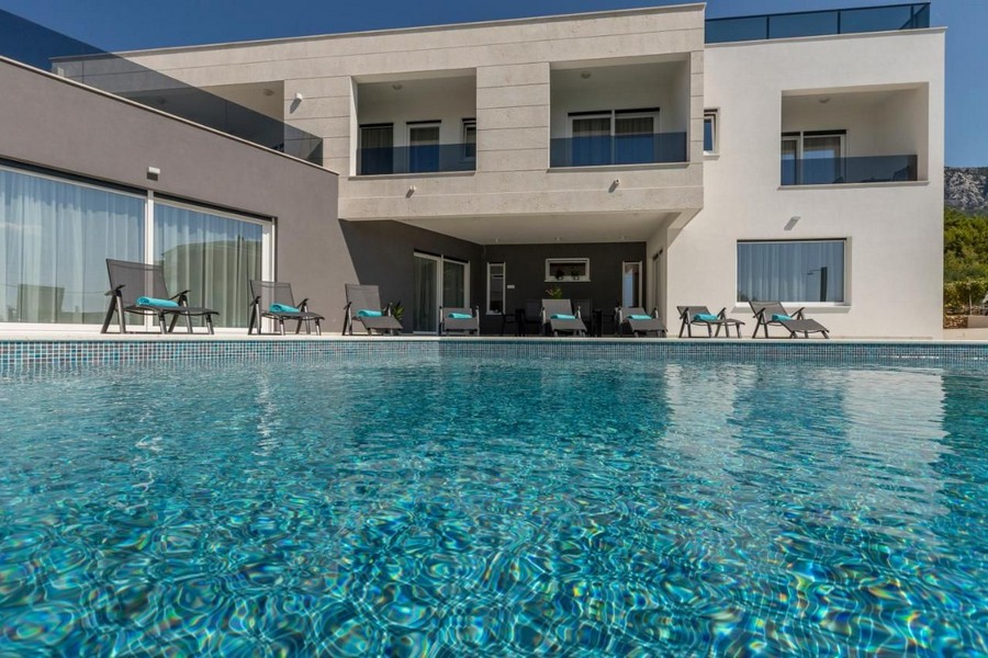 Bazén s výhľadom na vilu