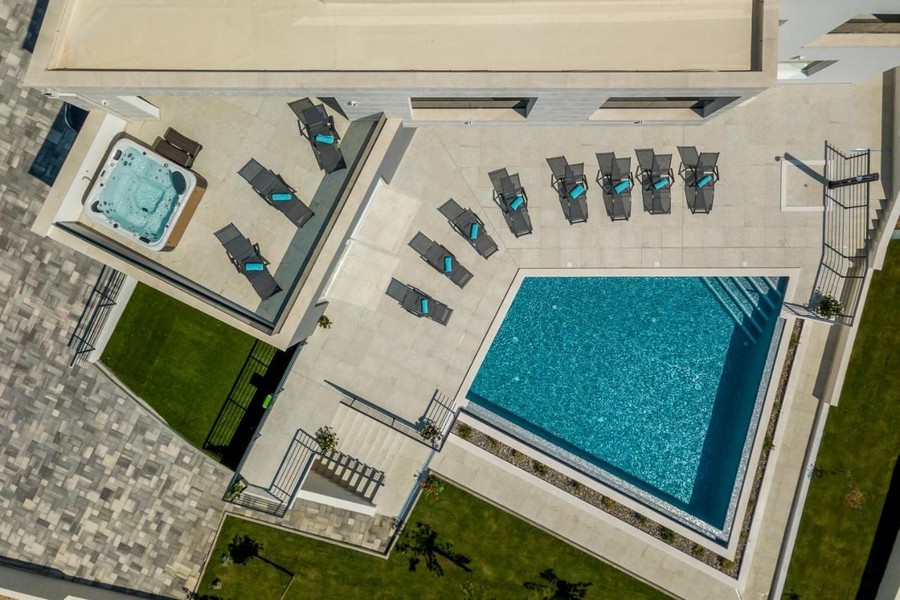 Letecký pohľad na vilu s bazénom